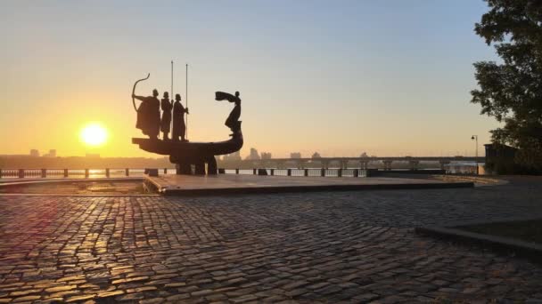 キエフのシンボル-夜明けに街の創設者への記念碑。ウクライナだ。空中 — ストック動画