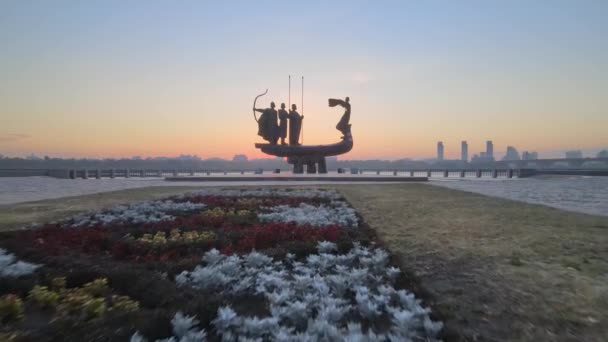 Simbolo di Kiev - un monumento ai fondatori della città di mattina all'alba. Ucraina. Aerea — Video Stock