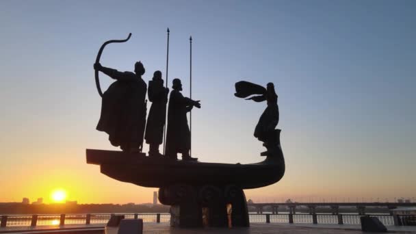 Symbol of Kyiv - a monument to the founders of the city in the morning at dawn. Ukraine. Aerial — Stock Video