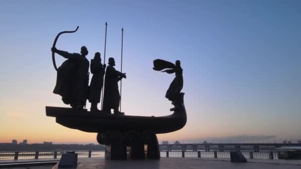 Символ Киева - памятник основателям города утром на рассвете. Украина. Воздушный — стоковое видео