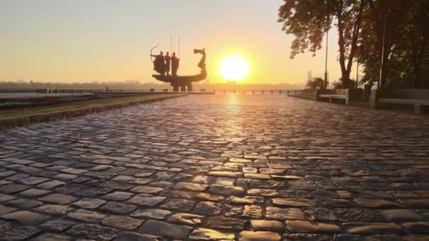 Symbool van Kiev - een monument voor de oprichters van de stad in de ochtend bij dageraad. Oekraïne. Luchtfoto — Stockvideo