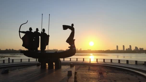 El símbolo de Kiev - el monumento a los fundadores de la ciudad por la mañana al amanecer. Ucrania. Antena — Vídeo de stock