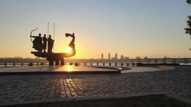 Σύμβολο του Κιέβου - μνημείο των ιδρυτών της πόλης το πρωί της αυγής. Ουκρανία. Αεροσκάφος — Αρχείο Βίντεο