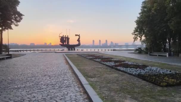 Symbol Kijowa - pomnik założycieli miasta rano o świcie. Ukraina. Antena — Wideo stockowe