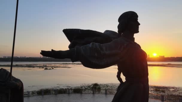 Symbole de Kiev - monument aux fondateurs de la ville le matin à l'aube. Ukraine. Aérien — Video