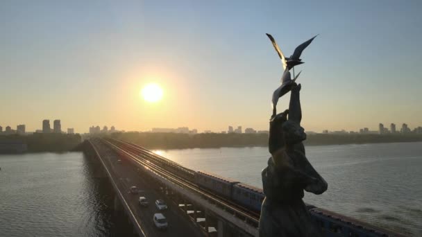 Kijev, Ukrajna: Metro híd reggel napkeltekor. Dnipro állomás — Stock videók