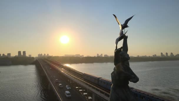 Kiev, Ucrânia: Ponte de metrô pela manhã ao nascer do sol. Estação Dnipro — Vídeo de Stock