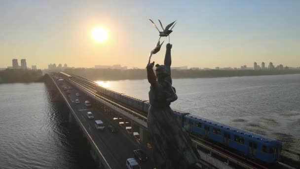 Kiev, Ucrânia: Ponte de metrô pela manhã ao nascer do sol. Estação Dnipro — Vídeo de Stock