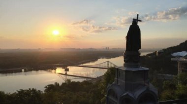 Sabahın köründe Büyük Vladimir anıtı. Kyiv, Ukrayna