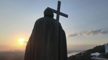 Sabahın köründe Büyük Vladimir anıtı. Kyiv, Ukrayna