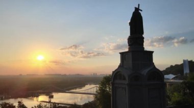 Sabahın köründe Büyük Vladimir anıtı. Kyiv, Ukrayna