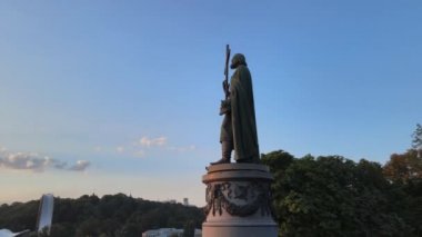 Sabahın köründe Büyük Vladimir anıtı. Kyiv, Ukrayna