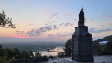 Sabahın köründe Büyük Vladimir anıtı. Kyiv, Ukrayna