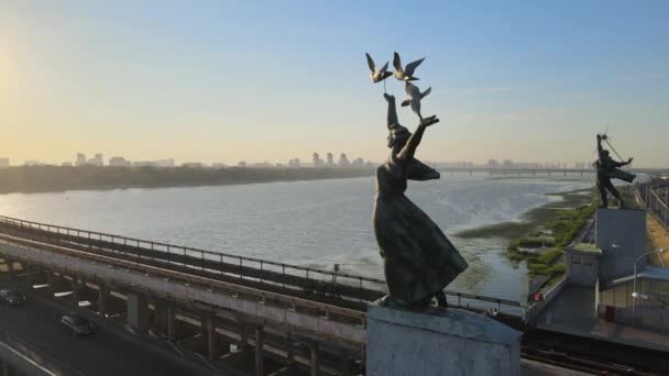 Kiev, Ucrânia: Ponte de metrô pela manhã ao nascer do sol. Estação Dnipro — Vídeo de Stock