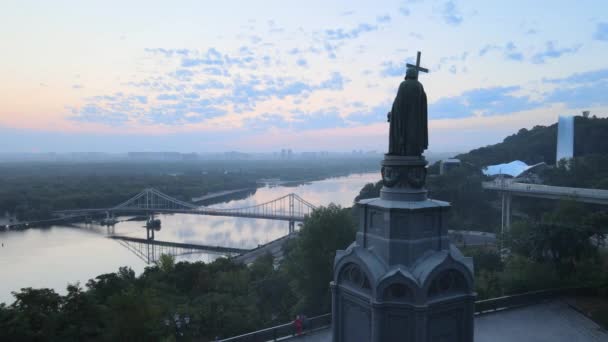 Monumento a Vladímir el Grande al amanecer. Kiev, Ucrania — Vídeo de stock