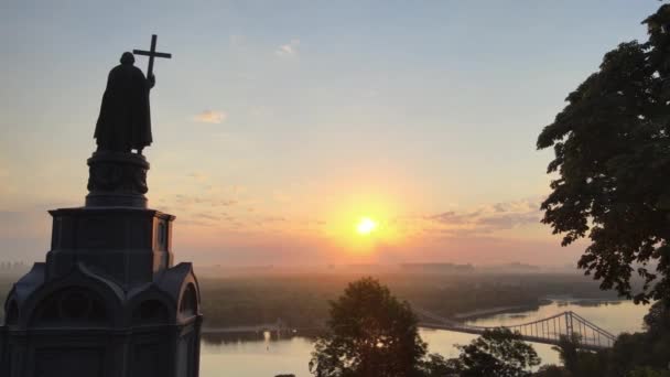 Monumento a Vladímir el Grande al amanecer. Kiev, Ucrania — Vídeo de stock