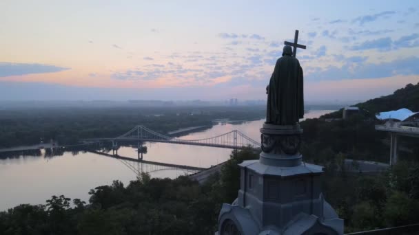 Monumento a Vladímir el Grande al amanecer. Kiev, Ucrania — Vídeo de stock