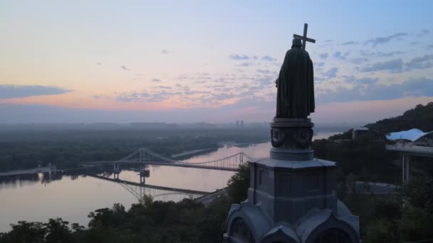 Sabahın köründe Büyük Vladimir anıtı. Kyiv, Ukrayna — Stok video