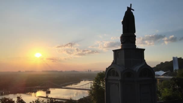 Пам'ятник Володимиру Великому на світанку. Київ, Україна — стокове відео