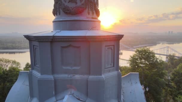 Monumento a Vladimir, o Grande ao amanhecer da manhã. Kiev, Ucrânia — Vídeo de Stock