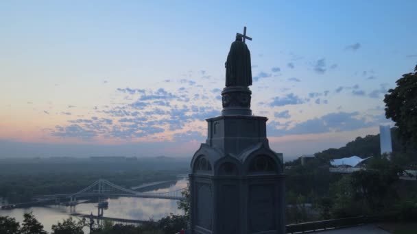 Monumento a Vladimir, o Grande ao amanhecer da manhã. Kiev, Ucrânia — Vídeo de Stock
