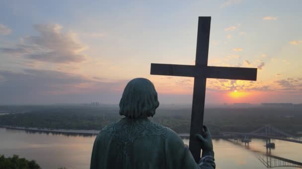 記念碑ウラジミールへの偉大な夜明けの朝。ウクライナのキエフ — ストック動画