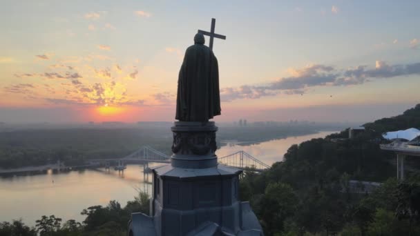 Monumento a Vladimir, o Grande ao amanhecer da manhã. Kiev, Ucrânia — Vídeo de Stock