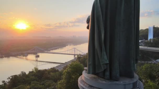 Μνημείο του Μεγάλου Βλαντιμίρ την αυγή το πρωί. Κίεβο, Ουκρανία — Αρχείο Βίντεο