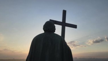 Sabahın köründe Büyük Vladimir anıtı. Kyiv, Ukrayna