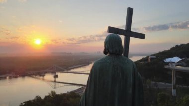 Sabahın köründe Büyük Vladimir anıtı. Kyiv, Ukrayna