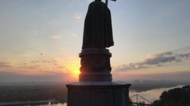 Sabahın köründe Büyük Vladimir anıtı. Kyiv, Ukrayna