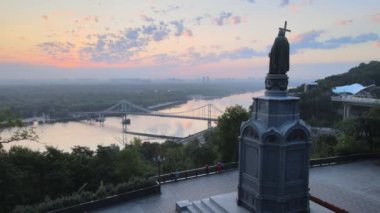 Sabahın köründe Büyük Vladimir anıtı. Kyiv, Ukrayna
