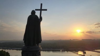 Sabahın köründe Büyük Vladimir anıtı. Kyiv, Ukrayna
