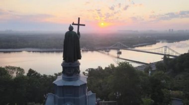 Sabahın köründe Büyük Vladimir anıtı. Kyiv, Ukrayna