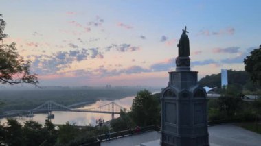 Sabahın köründe Büyük Vladimir anıtı. Kyiv, Ukrayna