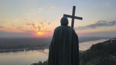 Sabahın köründe Büyük Vladimir anıtı. Kyiv, Ukrayna