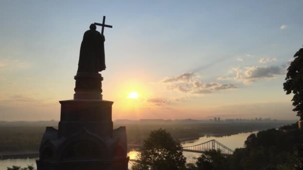 Sabahın köründe Büyük Vladimir anıtı. Kyiv, Ukrayna — Stok video