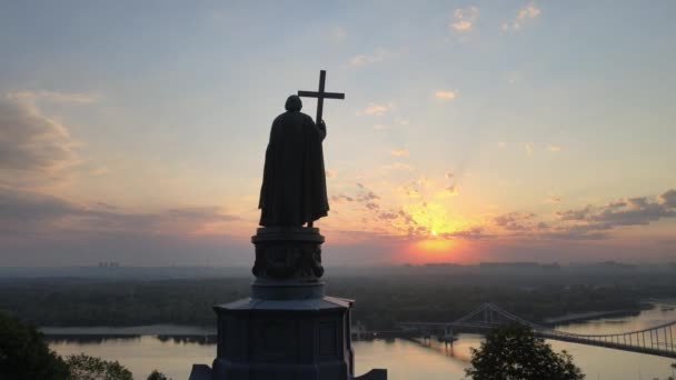 새벽에 블라디미르 대왕에게 바치는 기념비야. 우크라이나, 키예프 — 비디오