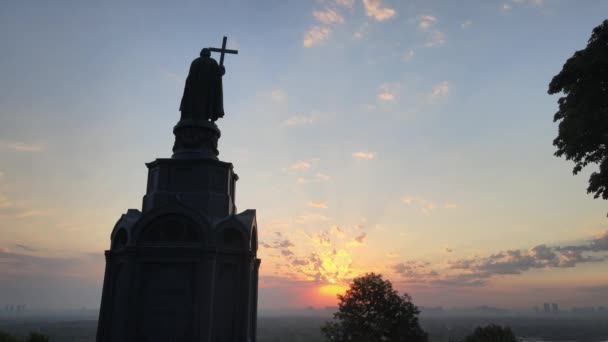 Monumento a Vladímir el Grande al amanecer. Kiev, Ucrania — Vídeo de stock