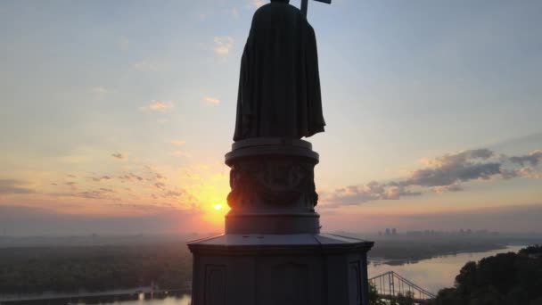 Das Denkmal für Wladimir den Großen im Morgengrauen. Kiew, Ukraine — Stockvideo