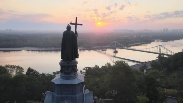 Das Denkmal für Wladimir den Großen im Morgengrauen. Kiew, Ukraine — Stockvideo