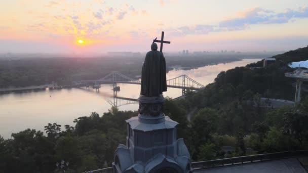 Monument över Vladimir den store i gryningen på morgonen. Kiev, Ukraina — Stockvideo