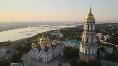 Kyiv-Pechersk Lavra sabah gündoğumunda. Ukrayna. Hava görünümü