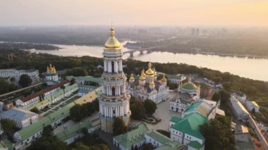 Kyiv-Pechersk Lavra sabah gündoğumunda. Ukrayna. Hava görünümü