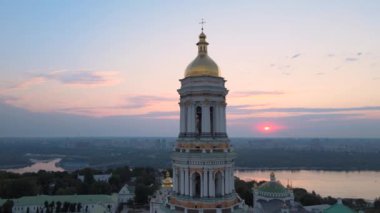 Kyiv-Pechersk Lavra sabah gündoğumunda. Ukrayna. Hava görünümü