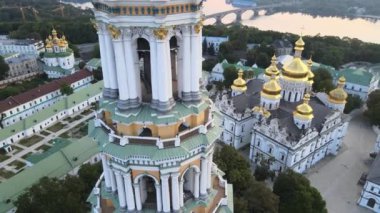 Kyiv-Pechersk Lavra sabah gündoğumunda. Ukrayna. Hava görünümü