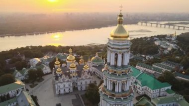 Kyiv-Pechersk Lavra sabah gündoğumunda. Ukrayna. Hava görünümü