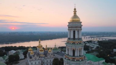 Kyiv-Pechersk Lavra sabah gündoğumunda. Ukrayna. Hava görünümü