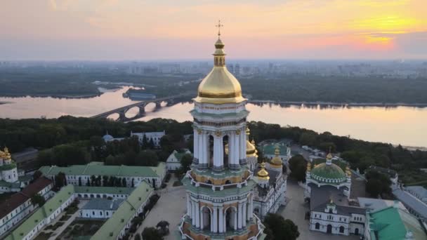 Ławra Kijowska-Pieczerska rano o wschodzie słońca. Ukraina. Widok z lotu ptaka — Wideo stockowe