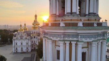 Kyiv-Pechersk Lavra sabah gündoğumunda. Ukrayna. Hava görünümü
